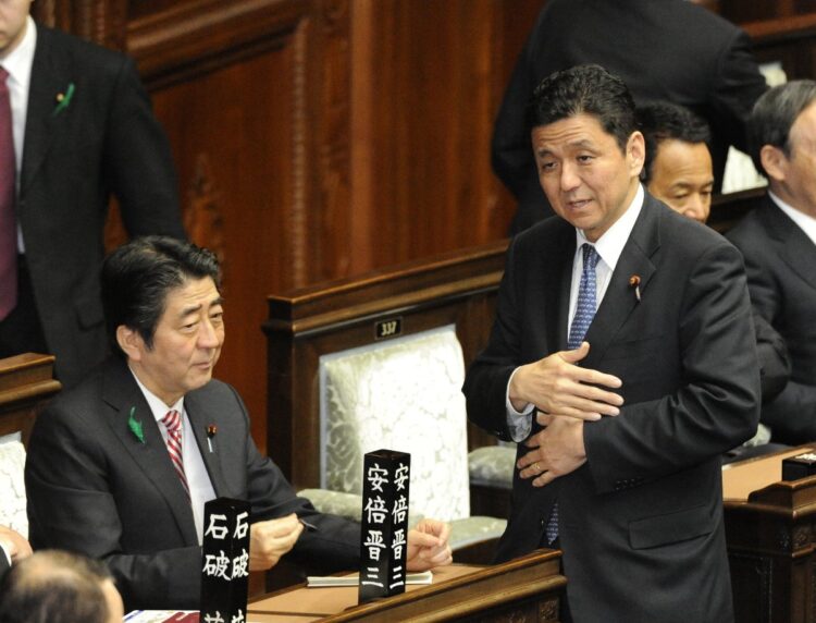 国会では岸氏と親族同士で話すこともある安倍氏（写真は昨年。JMPA）