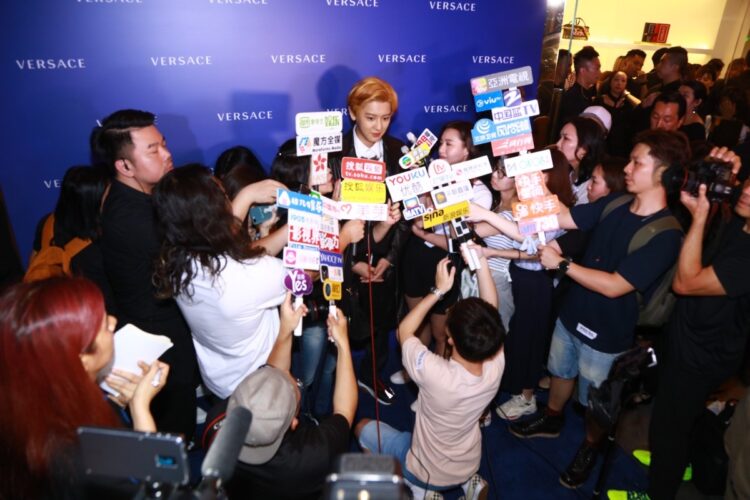 香港で中国メディアの取材を受ける、中国で最も人気があるK-POPアイドルのひとりEXOのチャンヨル。日本の女性声優も同じように中国メディアに囲まれるようになるか（Imaginechina/時事通信フォト）