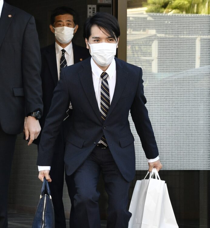 白い紙袋をかかえ警備を引き連れて秋篠宮邸へ向かった昨年秋の小室さん（写真／JMPA）