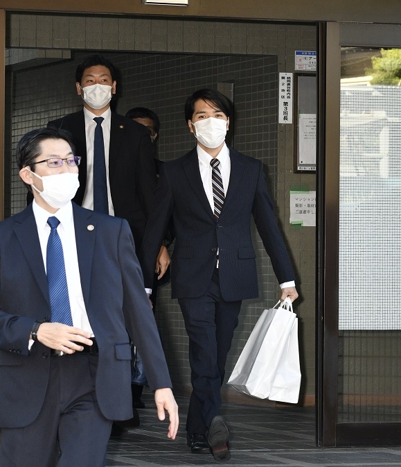 紙袋を手にマンションを出発する小室圭さん(撮影/JMPA)