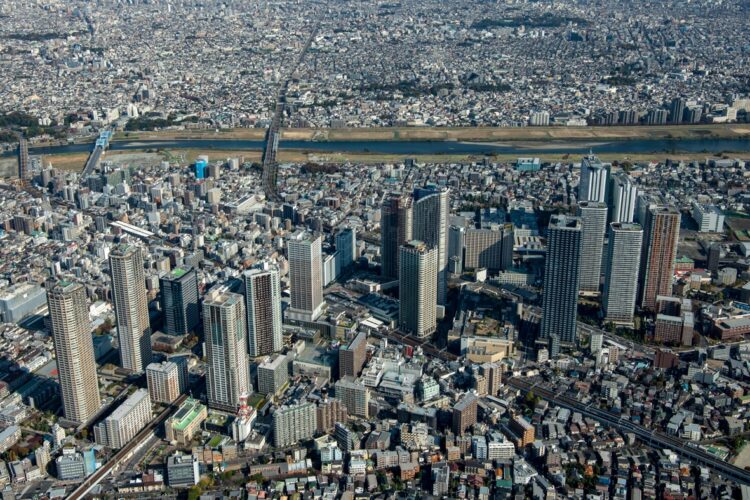 タワマンが建ち並ぶ東急東横線「武蔵小杉エリア」（時事通信フォト）