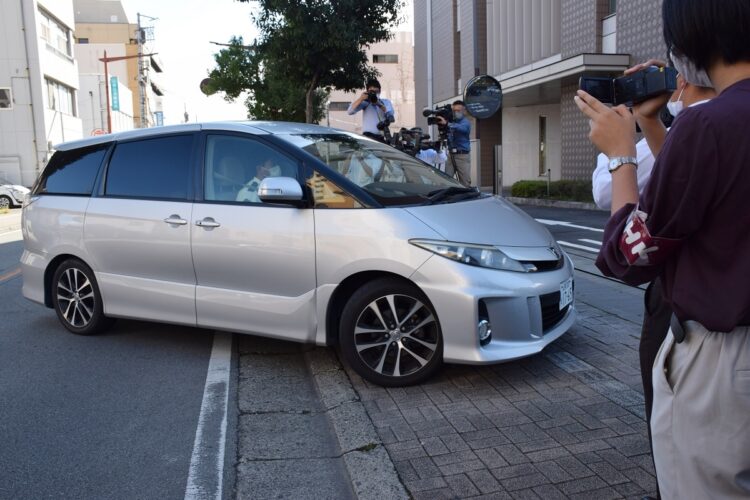 甲府地検に入るAを乗せた車（10月14日）