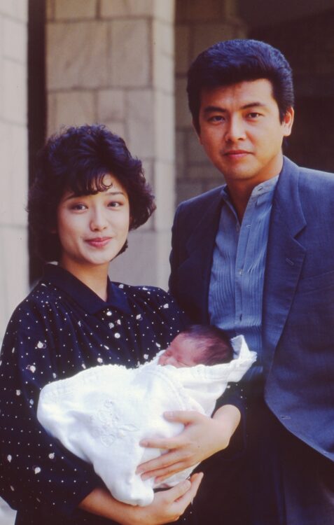 長男の誕生で記者会見をする百恵さん（左）と友和（1984年5月）
