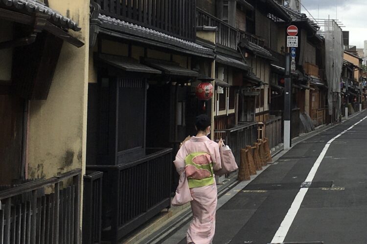 時短解除までは自粛ムードが続く祇園