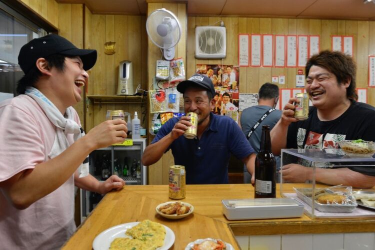 「“仕事帰りに一杯”が日常茶飯事!」と笑い合う同僚の常連客