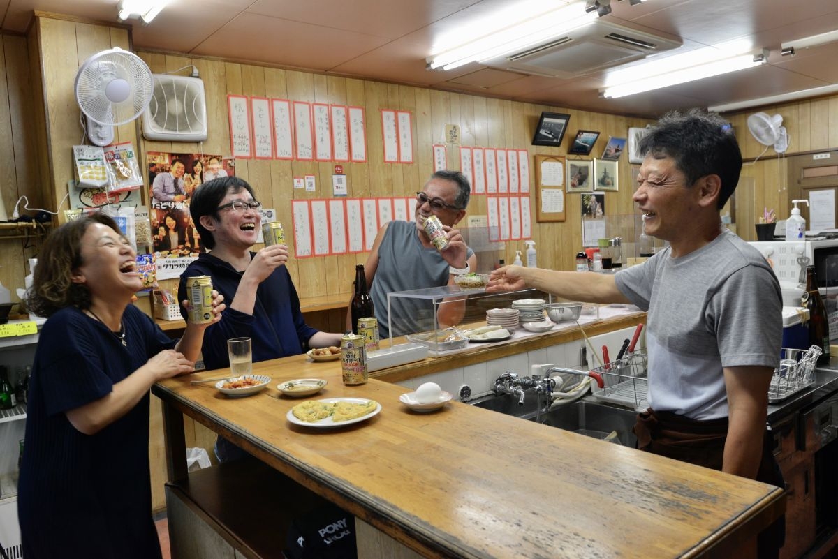 温厚な店主が営む店で、皆のびのびと飲んでいる