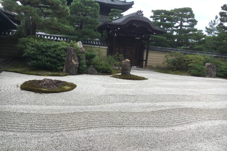 建仁寺にある枯山水の庭もゆっくり鑑賞できる