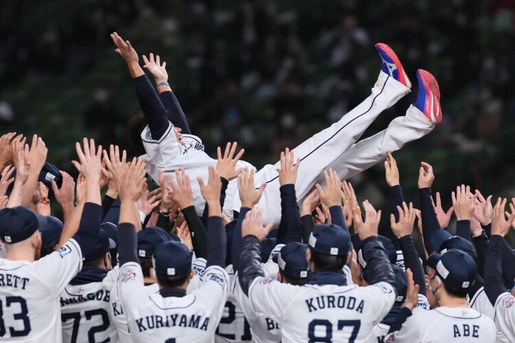 試合後に胴上げされる松坂大輔投手（写真／時事通信フォト）