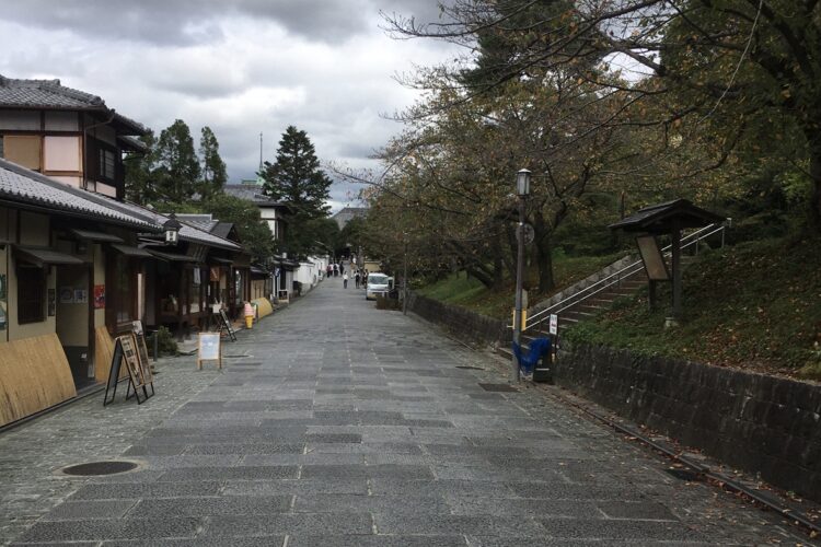 外国人の姿もすっかり消えた「ねねの道」（10月中旬の平日）