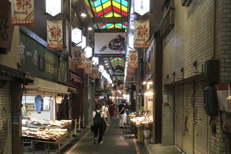 京の台所・錦市場もコロナ前の人出には程遠い