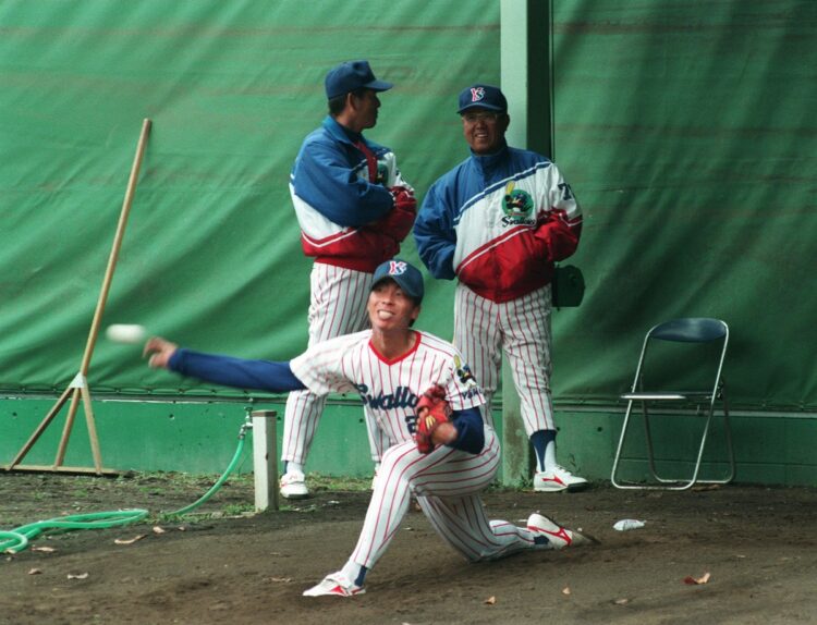 名将・野村克也氏から「ID野球」の薫陶を受けた高津臣吾監督(1995年2月撮影/時事通信フォト)