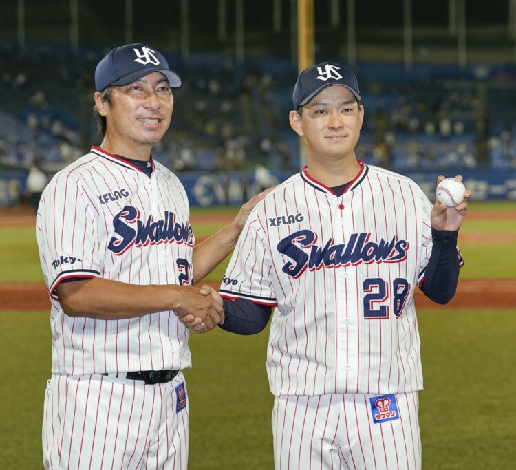 高津臣吾監督が師・野村克也氏から何を受け継いだ?(写真/共同通信社)
