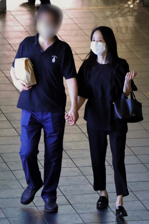 10月初めには、松田聖子と夫の手つなぎ姿が目撃されていた