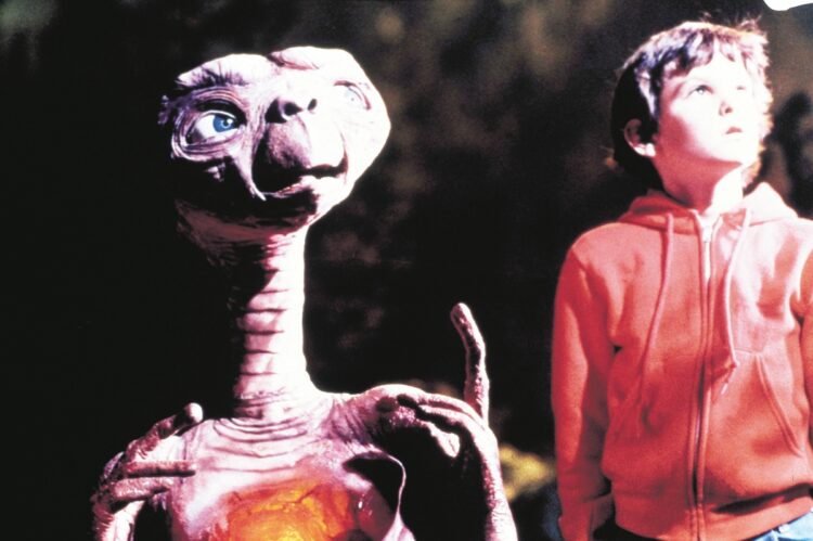 1982年6月：米で映画『E.T.』公開の背後で、「友好的な宇宙人像」を強調したい米政府の関与があったと一部で囁かれる（写真／共同通信イメージズ）