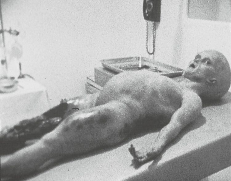 1995年8月：世界各国で「宇宙人解剖フィルム」が公開（写真／AFLO）