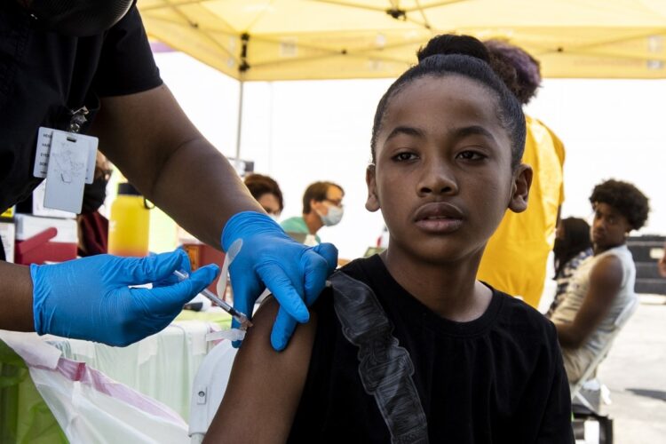 新型コロナウイルスのワクチン接種を受ける12歳の少女。米・カリフォルニア州（EPA＝時事）