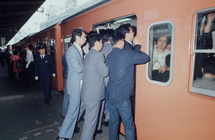 1974年新宿駅、通勤ラッシュの様子（時事通信フォト）