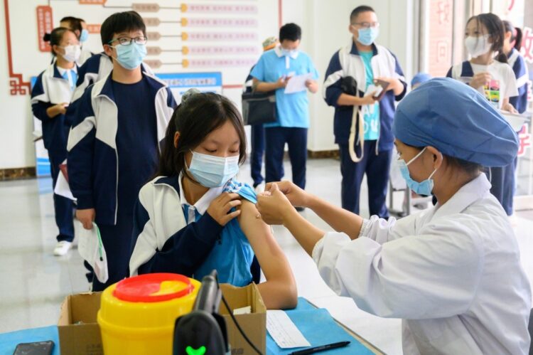 中国の中学校で行われたコロナワクチンの集団接種の様子（Imaginechina/時事通信フォト）