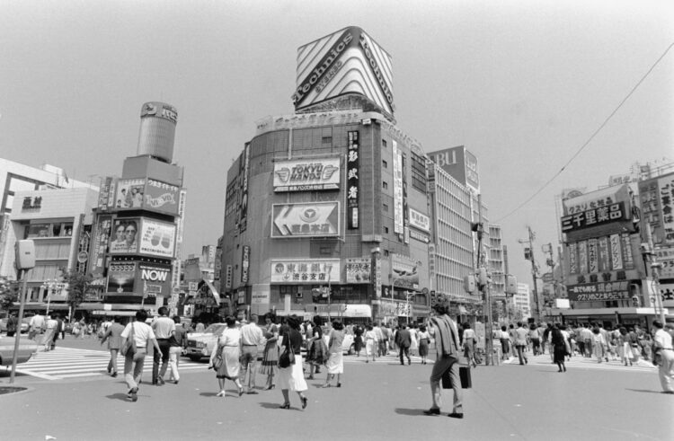 1980年の渋谷駅前、スクランブル交差点（時事通信フォト）
