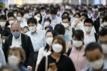 緊急事態宣言があけ、復活した通勤ラッシュとともに帰ってきた人たちがいる（イメージ、EPA＝時事）