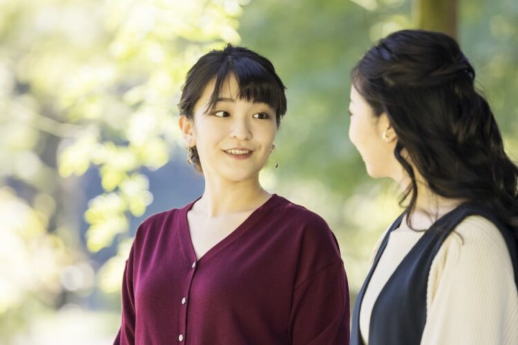 見つめ合う眞子さんと佳子さま（写真／宮内庁提供）