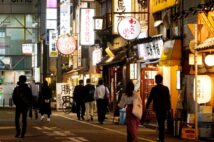 時短要請も解除され、リベンジ消費に期待する飲食店(新宿/時事通信フォト)