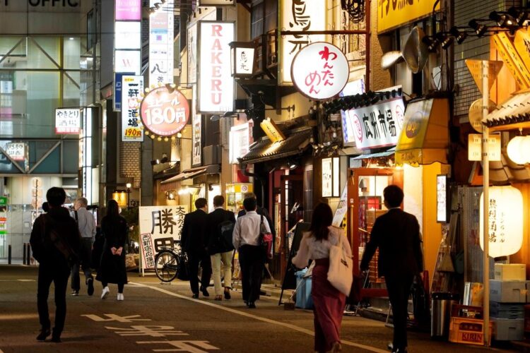 時短要請も解除され、リベンジ消費に期待する飲食店（新宿／時事通信フォト）