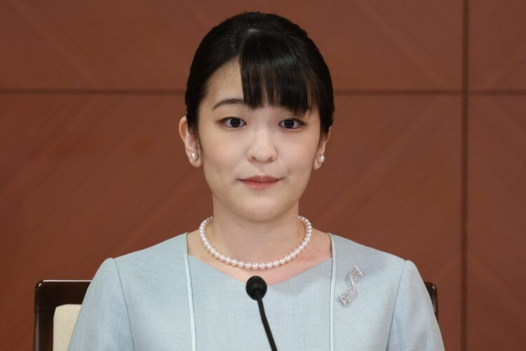 結婚した26日に会見に臨んだ小室圭氏・眞子さん