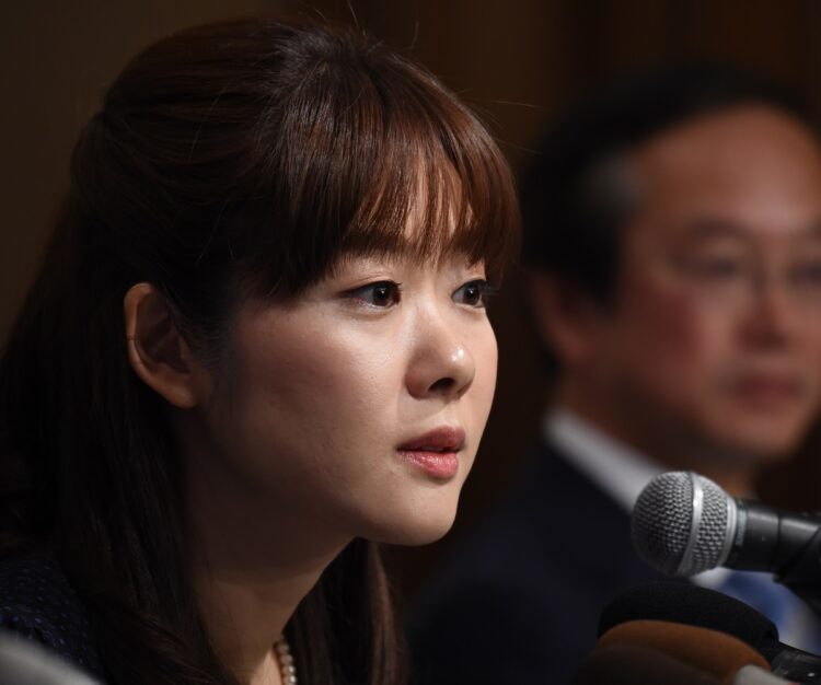 奇麗に整えたメイクで会見に臨んだ小保方氏