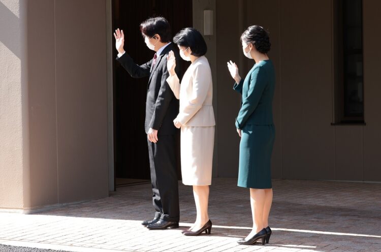 お手を振って眞子さんを送り出される秋篠宮さまら（撮影／JMPA）