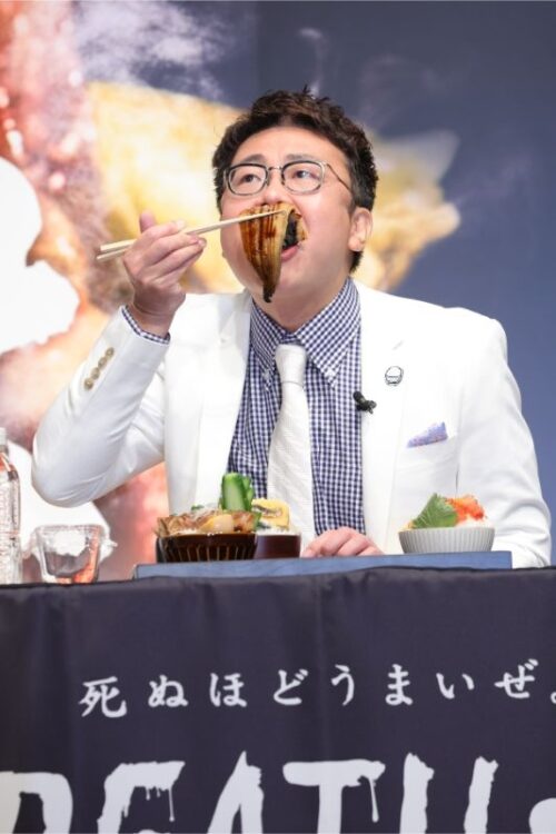 橋本は長焼きを持ち上げガブリと