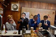 角打ちスペースは木目調が落ち着く昭和の空間