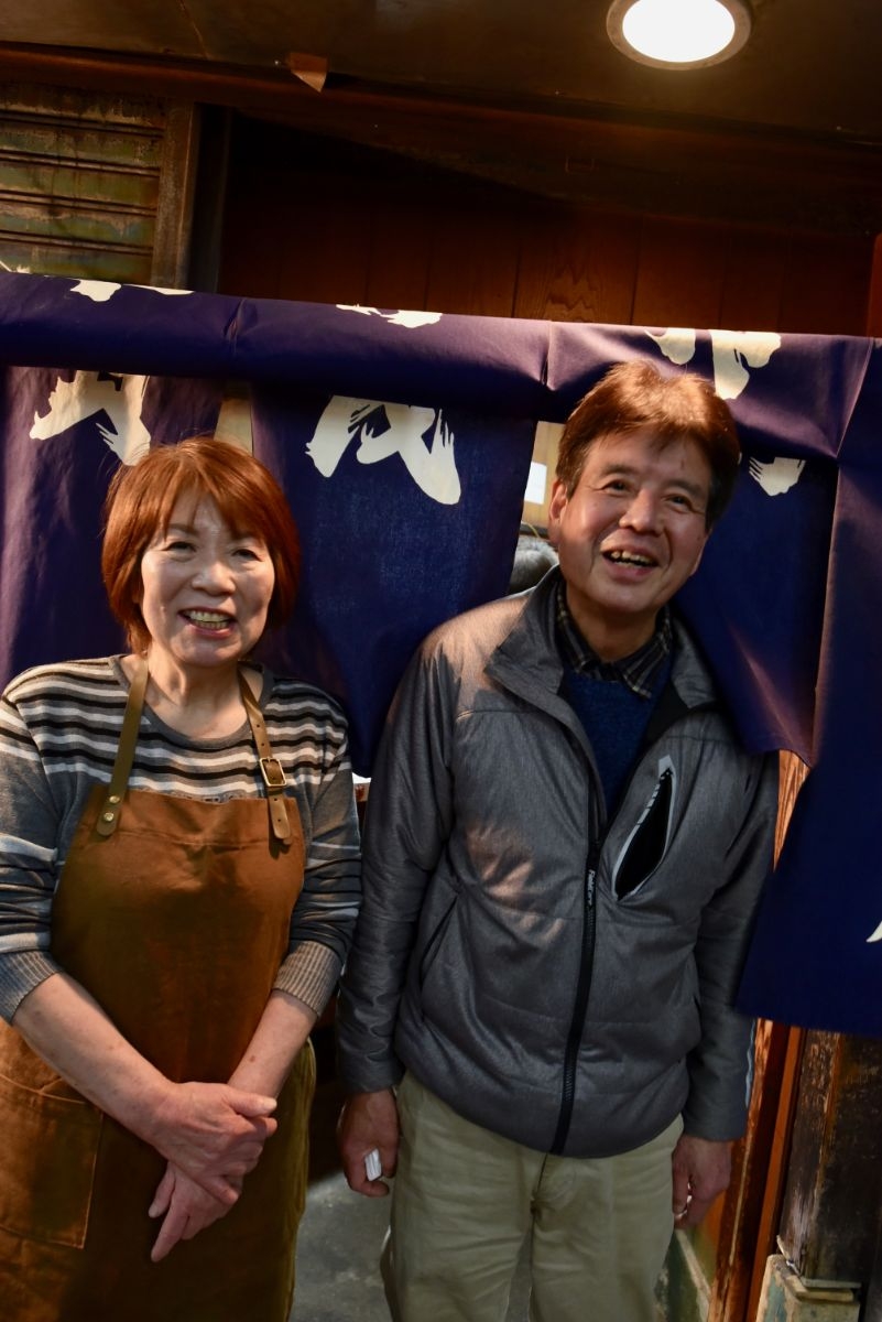 3代目店主の岩崎安裕さん（64歳）と妻の弘美さん（64歳）
