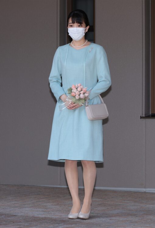婚姻届を提出した眞子さんは、ご家族に見守られながら30年間過ごした赤坂御用地をあとに（撮影／JMPA）