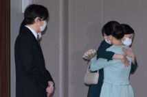 秋篠宮さま、紀子さまとの挨拶を終え、妹の佳子さまからは「別れのハグ」（撮影／JMPA）