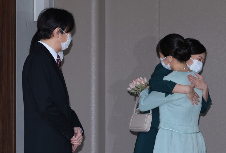 秋篠宮さま、紀子さまとの挨拶を終え、妹の佳子さまからは「別れのハグ」（撮影／JMPA）