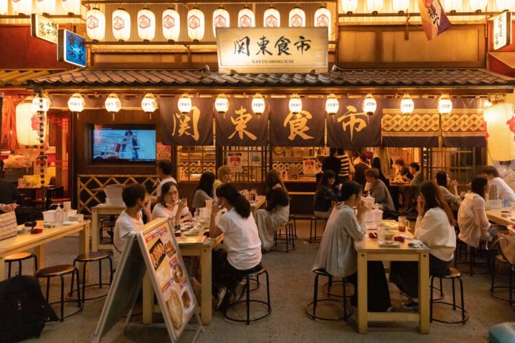 日本では時短解除で日常が戻りつつある(東京・渋谷=共同通信社)