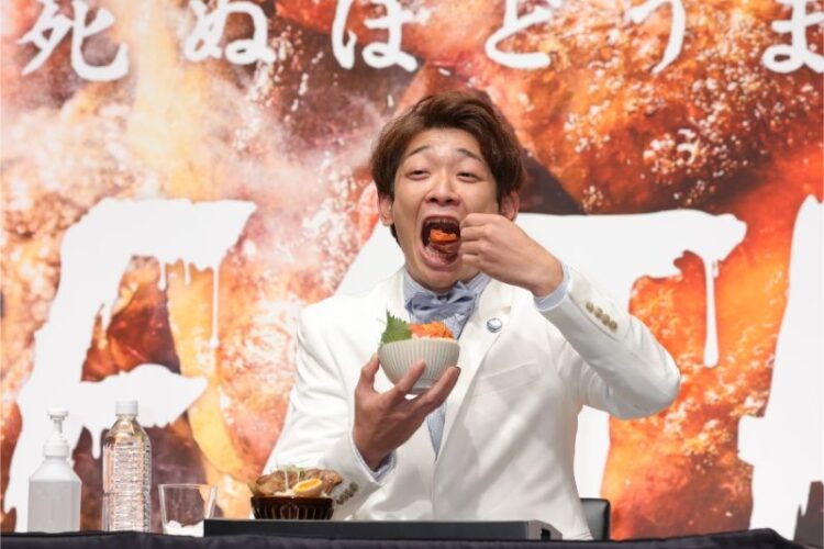 「尿酸値に降り注ぐ 卵の流星群！最狂・卵かけのDEATH丼」を食べる鰻