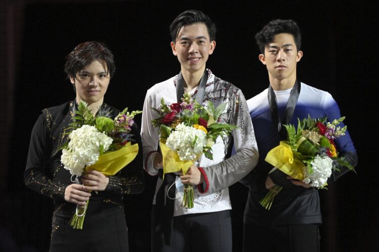 優勝したヴィンセント・ジョウ（中央）、銀メダルの宇野昌磨（左）、銅メダルのネイサン・チェン（右）（AP／アフロ）