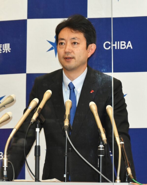 飲食店への制限の全面解除を発表する千葉県の熊谷俊人知事=10月20日午後、千葉県庁(時事通信フォト)