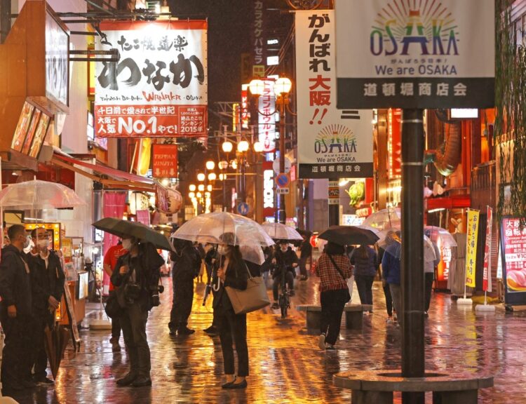 時短営業が解除された大阪・ミナミの繁華街を歩く人たち＝10月25日午後、大阪市中央区（時事通信フォト）