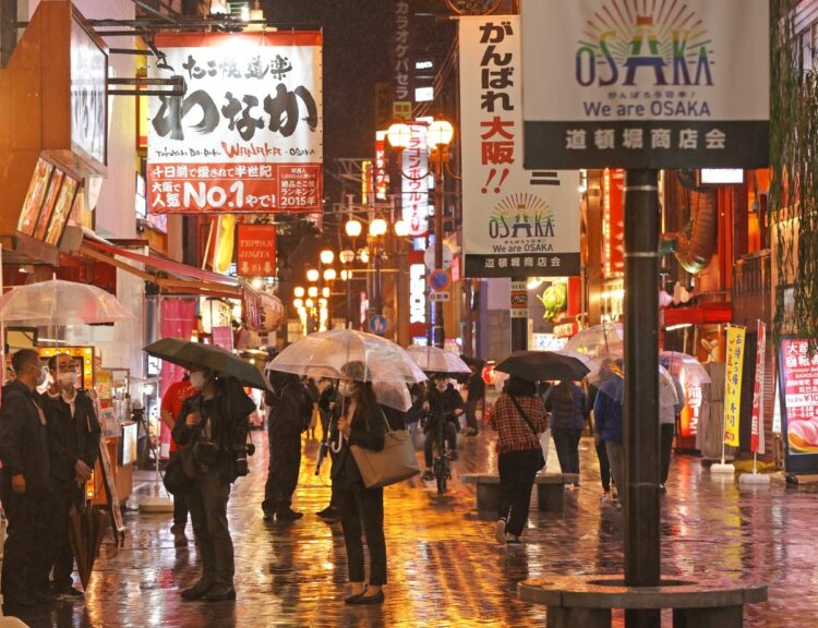 時短営業が解除された大阪・ミナミの繁華街を歩く人たち=10月25日午後、大阪市中央区(時事通信フォト)