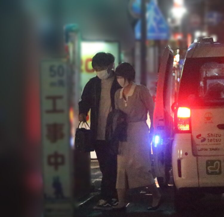 夜の路上、密着する2人