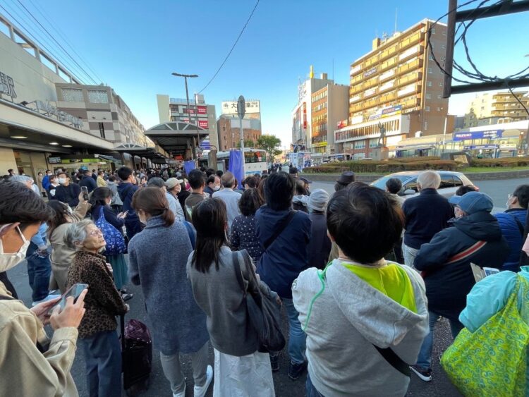 千葉市内に石破氏が現われると周りには人だかりができていた（相澤氏撮影）