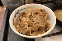 松屋「牛めし」が380円に 事実上の値上げでも“適正価格”と言えるワケ