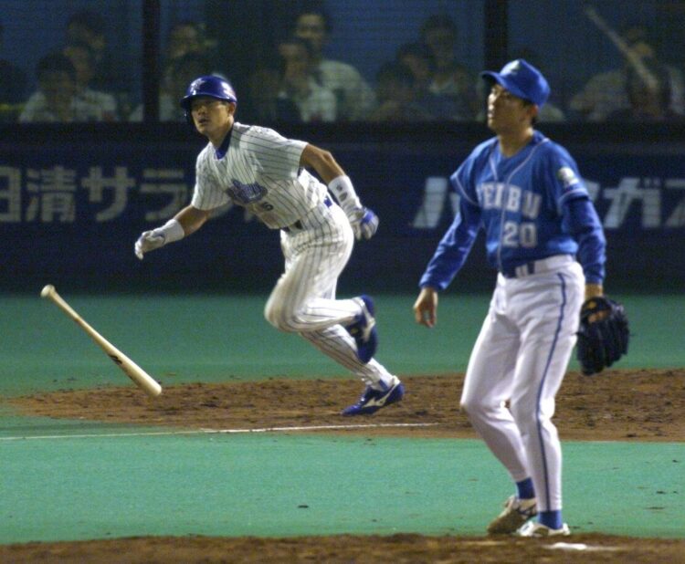 現役時代の石井琢朗のバッティング。1998年の日本シリーズでは西武の豊田清から本塁打を放っている（時事通信フォト）