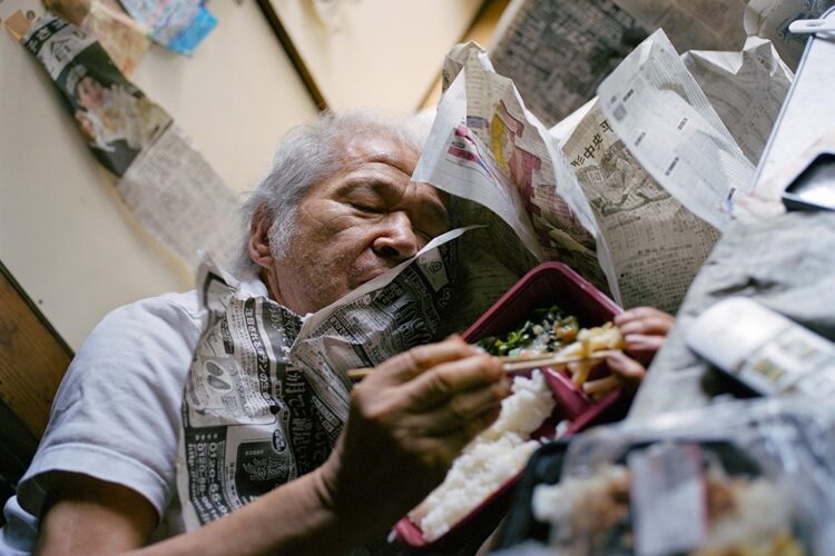 弁当を食べながら寝てしまったのか…。『ぼくは独り暮らしの老人の家に弁当を運ぶ』より