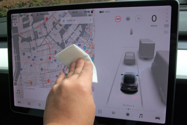 センターディスプレイはタッチパネル式だが、布などで拭いても反応しないのは素晴らしいポイント（筆者撮影）