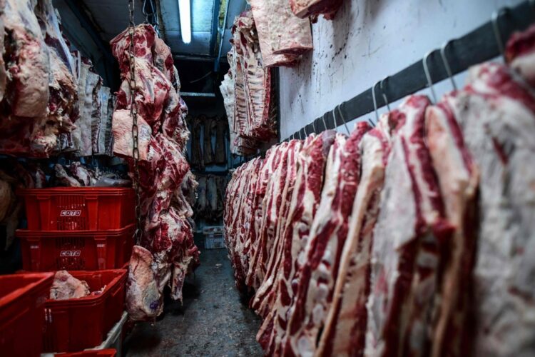 アルゼンチンでは、2021年5月、国内の牛肉価格抑制のために輸出を30日間停止した。ブエノスアイレスにある肉屋の牛肉（AFP＝時事）