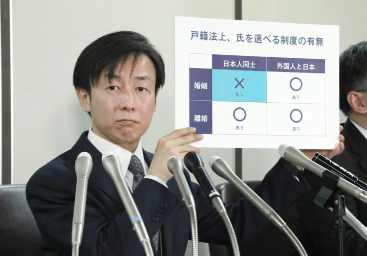 選択的夫婦別姓制度を求めて東京地裁に提訴したサイボウズの青野慶久社長（2018年1月／時事通信フォト）